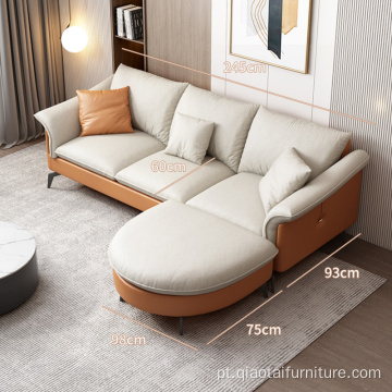 Sofá de esponja para três pessoas na sala de estar moderna